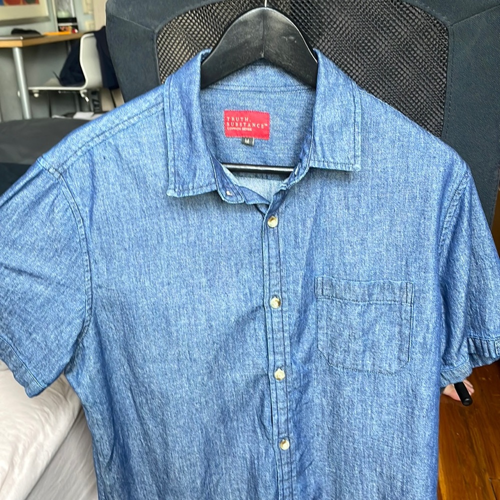 TRUTH SUBSTANCE AND COMMON SENSE SIZE M SHORT SLEEVE BUTTON DOWN